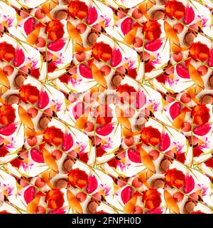 Nahtlose Blumenmuster aus getrockneten Blumen, Frühling-Sommer Hintergrund mit Blumen. Exotische Tapete, Hintergrund orange, weiß, rot. Kaleidoskop-Muster Stockfoto