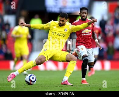 Fulhams Ruben Loftus-Cheek (links) und Manchester United's Fred kämpfen während des Premier League-Spiels in Old Trafford, Manchester, um den Ball. Bilddatum: Dienstag, 18. Mai 2021. Stockfoto