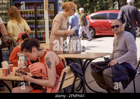 Kiew, Ukraine - 16. Mai: Eröffnung von Straßencafés nach Quarantäne. Bei sonnigem Wetter am Sonntag auf der Terrasse entspannen. Hochwertige Fotos Stockfoto