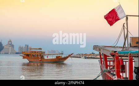 Traditionelle Daus parkten zusammen in Doha Corniche. Selektiver Fokus Stockfoto