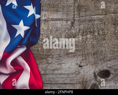 American Flag liegt auf einem leeren Tisch. Platz für Ihre Inschrift. Wunderschöne Karte. Nahaufnahme, Blick von oben. Nationales Urlaubskonzept. Herzlichen Glückwunsch Stockfoto