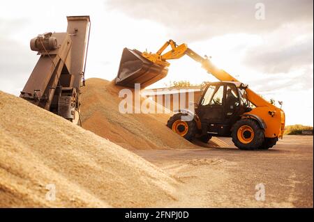 Körnerelevator. Getreidespeicher mit mechanischer Ausrüstung für Empfang, Reinigung, Trocknung, Getreideversand. Landwirtschaftlicher Bauernhof ländliche Landschaft. Getreidetraktor Stockfoto