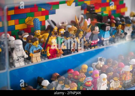 Tambow, Russische Föderation - 16. Mai 2021 Lego minifiguren stehen in einer Vitrine. Geringe Schärfentiefe. Stockfoto