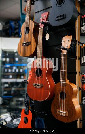 Zaporozhye, Ukraine März 14 2020 :Ukulele Gitarre mit vier Saiten für Verkauf im Markt. Stockfoto