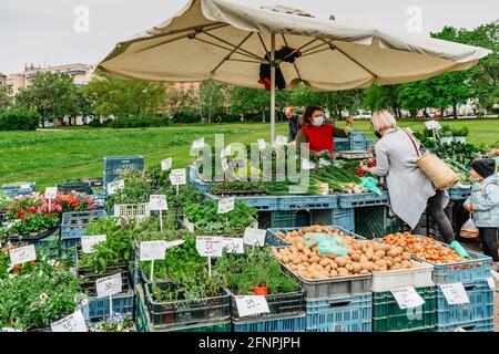 Prag, Tschechische Republik - 15. Mai 2021.traditioneller Bauernmarkt im Viertel Dejvice. Verkäufer und Kunden in chirurgischen Masken gegen covid19 coronav Stockfoto