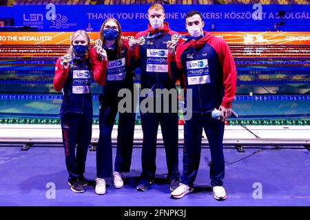 BUDAPEST, UNGARN – MAI 18: Abbie Wood, Freya Anderson, Thomas Dean und James Guy aus Großbritannien gewannen die Goldmedaille im Mixed 4 x 200m Freestyle Final während der len-Europameisterschaft im Schwimmen in der Duna Arena am 18. Mai 2021 in Budapest, Ungarn (Foto: Marcel ter Bals/Orange Picles) Stockfoto