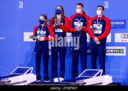 BUDAPEST, UNGARN – MAI 18: Abbie Wood, Freya Anderson, Thomas Dean und James Guy aus Großbritannien gewannen die Goldmedaille im Mixed 4 x 200m Freestyle Final während der len-Europameisterschaft im Schwimmen in der Duna Arena am 18. Mai 2021 in Budapest, Ungarn (Foto: Marcel ter Bals/Orange Picles) Stockfoto