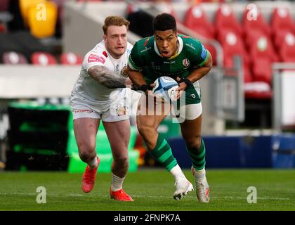 Brentford Community Stadium, London, Großbritannien. Mai 2021. Gallagher Premiership Rugby, London Irish gegen Exeter Chiefs; Ben Loader von London Irish in Angriff genommen von Stuart Hogg von Exeter Chiefs Credit: Action Plus Sports/Alamy Live News Stockfoto