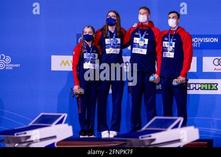 BUDAPEST, UNGARN – MAI 18: Abbie Wood, Freya Anderson, Thomas Dean und James Guy aus Großbritannien gewannen die Goldmedaille im Mixed 4 x 200m Freestyle Final während der len-Europameisterschaft im Schwimmen in der Duna Arena am 18. Mai 2021 in Budapest, Ungarn (Foto: Marcel ter Bals/Orange Picles) Stockfoto