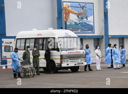 Mumbai, Indien. Mai 2021. Mitarbeiter der indischen Marine bereiteten sich mit einem Krankenwagen vor, der auf die geretteten Mitarbeiter wartete.Mitarbeiter, die an einer Ölplattform arbeiteten, waren wegen des Zyklons "Tauktae" auf See gestrandet. (Foto von Ashish Vaishnav/SOPA Images/Sipa USA) Quelle: SIPA USA/Alamy Live News Stockfoto