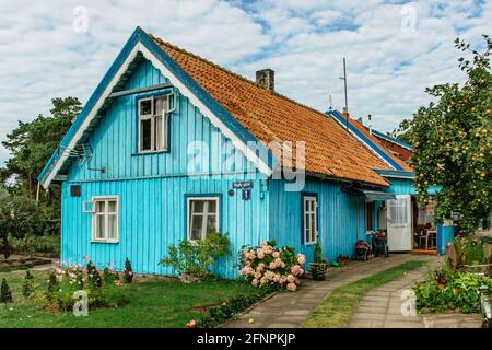 Nida, Litauen - August 10,2019. Schöne bunte traditionelle Holzarchitektur. Kurstadt an der Kurischen Nehrung. Typisches Fischerhaus Stockfoto