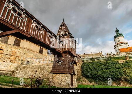 Alte geschnitzte hölzerne Jurkovic Brücke mit charmanten Burgturm in Nove Mesto nad Metuji, Perle von Ostböhmen, Tschechische Republik.Tschechische Renaissance Stockfoto