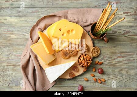 Tafel mit leckerem Käse und Snacks auf Holzhintergrund Stockfoto