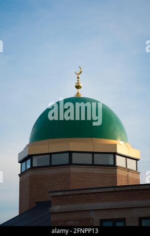 Lincolns muslimische Moschee, Aufruf zum Gebet, Richtung Mekka, Kuppeln, Neubau, Gebete am Freitag Mittag, Qubba-Kuppel, Prophet Muhammad, Gebete, islamisches Leben. Stockfoto