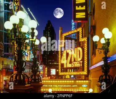 2005 HISTORISCHES NEUES SIEGESTHEATER (©ALBERT WESTOVER 1900) FORTY SECOND STREET MIDTOWN MANHATTAN NEW YORK CITY USA Stockfoto