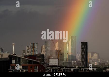 London, Großbritannien. Mai 2021. Wetter in Großbritannien: Ein massiver Regenbogen bricht über den Gebäuden im Osten Londons nach einem kurzen Regensturm am Nachmittag. Kredit: Guy Corbishley/Alamy Live Nachrichten Stockfoto