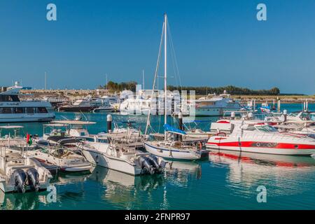 ABU DHABI, VAE - 7. MÄRZ 2017: Boote in Marina Breakwater, Vereinigte Arabische Emirate Stockfoto