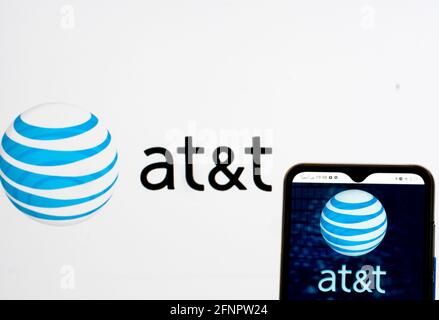 Ukraine. Mai 2021. In diesem Foto Illustration AT&T Inc. Logo auf einem Smartphone angezeigt. (Foto von Igor Golovniov/SOPA Images/Sipa USA) Quelle: SIPA USA/Alamy Live News Stockfoto