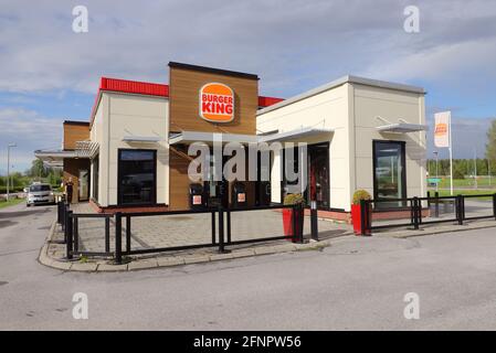 Eskilstuna, Schweden - 17. Mai 2021: Außenansicht des Hamburger Restaurants Burger King mit dem neuen Retro-Logo. Stockfoto