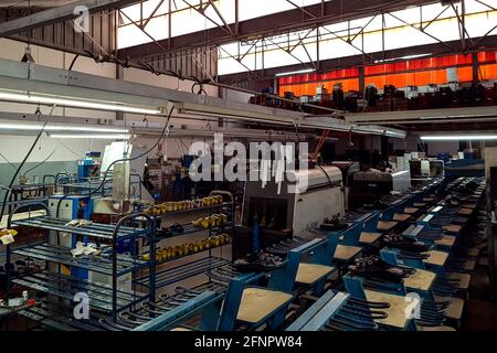 Franca, Sao Paulo, Brasilien. Mai 2021. Ansicht der Produktionslinie einer Schuhfabrik in Franca, Sao Paulo, Brasilien, am 18. Mai 2021, Inmitten der Pandemie von covid-19. Die Produktion des Sektors hatte 710 Millionen Schuhe/Jahr bei einem Rückgang von rund 22% im Jahr 2020, während die Exporte ein Defizit von 18.6% im gleichen Jahr hatten. Monetär erreicht der Rückgang im Vergleich zu 2019 32 % und beläuft sich auf insgesamt 658.3 Millionen US-Dollar. 'Abicalcados', ein Verband, der den Schuhsektor vertritt, erwartet, dass die Produktion im Jahr 2021 810.6 Millionen Paare erreichen wird, was einer Steigerung von 14 % gegenüber 2020 entspricht, aber immer noch ähnlich dem p Stockfoto