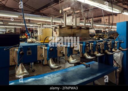 Franca, Sao Paulo, Brasilien. Mai 2021. Ansicht der Produktionslinie einer Schuhfabrik in Franca, Sao Paulo, Brasilien, am 18. Mai 2021, Inmitten der Pandemie von covid-19. Die Produktion des Sektors hatte 710 Millionen Schuhe/Jahr bei einem Rückgang von rund 22% im Jahr 2020, während die Exporte ein Defizit von 18.6% im gleichen Jahr hatten. Monetär erreicht der Rückgang im Vergleich zu 2019 32 % und beläuft sich auf insgesamt 658.3 Millionen US-Dollar. 'Abicalcados', ein Verband, der den Schuhsektor vertritt, erwartet, dass die Produktion im Jahr 2021 810.6 Millionen Paare erreichen wird, was einer Steigerung von 14 % gegenüber 2020 entspricht, aber immer noch ähnlich dem p Stockfoto