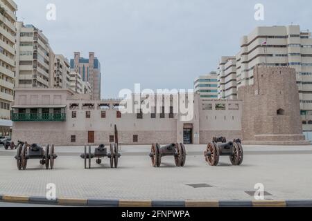 Kanonen vor Sharjah Al Hisn Fort, VAE Stockfoto