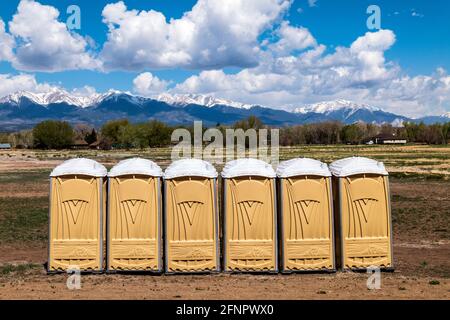 Tragbare Toiletten – Töpfchen auf der Ranch in Zentral-Colorado Um eine Veranstaltung zu beherbergen Stockfoto