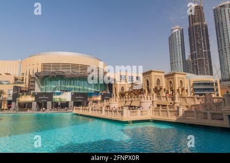 DUBAI, VAE - 12. MÄRZ 2017: Blick auf die Dubai Mall, eines der größten Einkaufszentren der Welt. Stockfoto