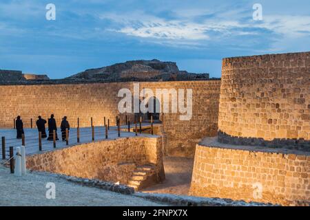 Einheimische Frauen besuchen das Fort Qal'at al-Bahrain in Bahrain Stockfoto