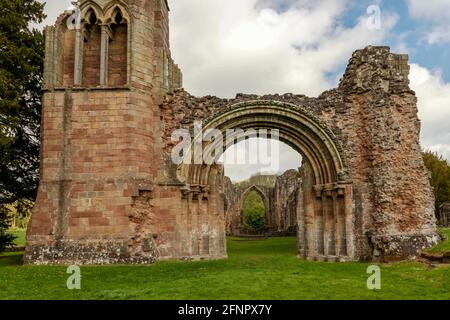Vorderansicht der Lilieshall Abbey mit dem Arch in der Mitte. Es wurde von den Augustinern geführt. Es wurde zwischen 1145 und 1148 gegründet. Es bleibt nur sehr wenig übrig. Stockfoto