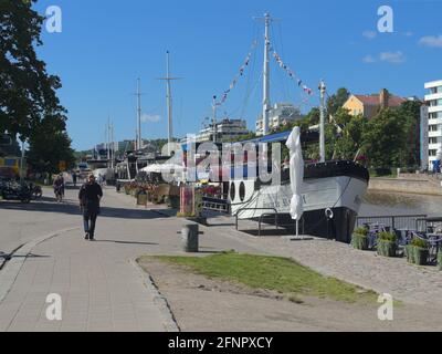 Svarte Rudolf und andere Restaurantschiffe dockten an einem sonnigen Sommertag im Fluss Aura in Turku, Finnland, an Stockfoto