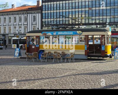 Eine Straßenbahn verwandelte sich in ein Café und einen Eiskioskladen vor dem Hansakortteli auf dem Marktplatz Turku, Finnland Stockfoto