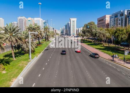 ABU DHABI, VAE - 7. MÄRZ 2017: Sultan bin Zayed die erste Straße in Abu Dhabi. Stockfoto