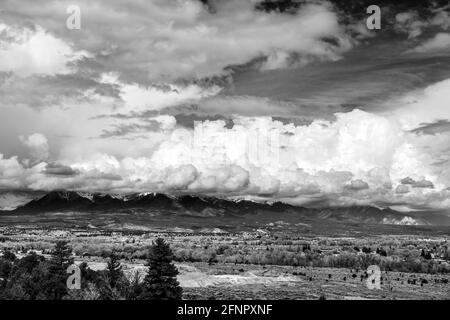 Schwarz-weiße Frühjahrsansicht von Sturmwolken über Collegiate Peaks; Rocky Mountains; Central Colorado; USA Stockfoto