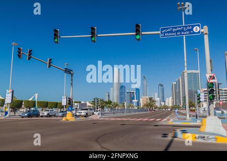 ABU DHABI, VAE - 7. MÄRZ 2017: Blick auf die Corniche Road in Abu Dhabi Stockfoto