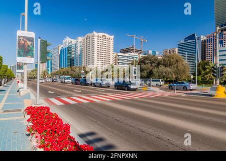 ABU DHABI, VAE - 7. MÄRZ 2017: Blick auf die Corniche Road in Abu Dhabi Stockfoto