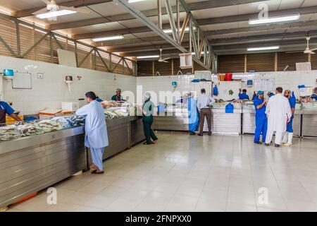 AL AIN, VAE - 8. MÄRZ 2017: Fischstände im Souq in Al Ain, Stockfoto