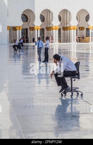 ABU DHABI, VAE - 9. MÄRZ 2017: Sicherheitsbeamter an der Scheich-Zayed-Moschee in Abu Dhabi Stockfoto