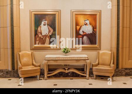 ABU DHABI, VAE - 9. MÄRZ 2017: Porträts von Khalifa bin Zayed Al Nahyany und Scheich Mohammed bin Rashid Al Maktoum im Emirates Palace Hotel in Abu DH Stockfoto