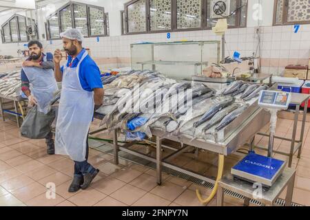 ABU DHABI, VAE - 9. MÄRZ 2017: Fischstände auf dem Al Mina Fischmarkt in Abu Dhabi. Stockfoto