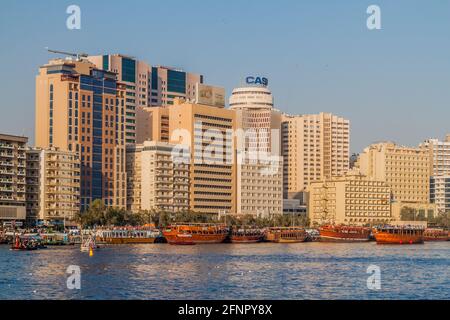 DUBAI, VAE - 10. MÄRZ 2017: Blick auf das Viertel Deira über dem Creek, Dubai, Vereinigte Arabische Emirate Stockfoto