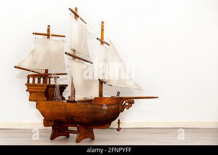 Modell des hölzernen Segelschiffs zur Dekoration. Klassischer und Vintage-Segelboot-Stil. Gefäßmodell. Die Fenix-Brigantine. Uraltes Segeln. Hobbymodellierung. Stockfoto