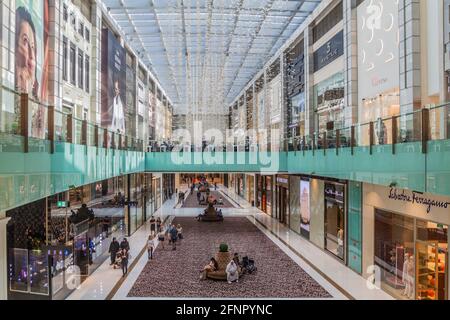 DUBAI, VAE - 12. MÄRZ 2017: Innenansicht der Dubai Mall, eines der größten Einkaufszentren der Welt. Stockfoto