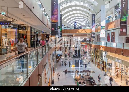 DUBAI, VAE - 12. MÄRZ 2017: Innenansicht der Dubai Mall, eines der größten Einkaufszentren der Welt. Stockfoto