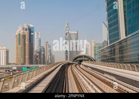 DUBAI, VAE - 12. MÄRZ 2017: Gleise eines erhöhten Teiles der Dubai Metro, Vereinigte Arabische Emirate Stockfoto