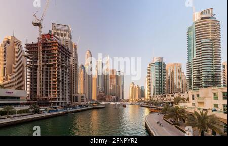 DUBAI, VAE - 12. MÄRZ 2017: Hochhäuser der Dubai Marina, Stockfoto