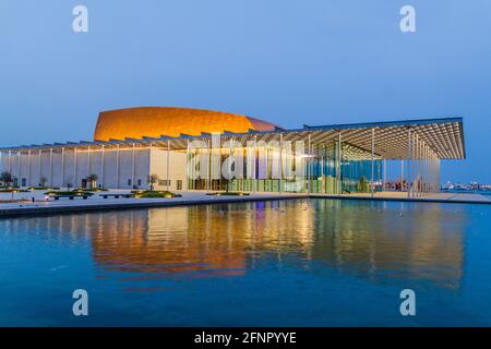 MANAMA, BAHRAIN - 15. MÄRZ 2017: Das Nationaltheater von Bahrain spiegelt sich in einem Teich. Stockfoto