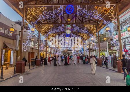 KUWAIT-STADT, KUWAIT - 17. MÄRZ 2017: Menschen einkaufen im Souq im Zentrum von Kuwait-Stadt. Stockfoto
