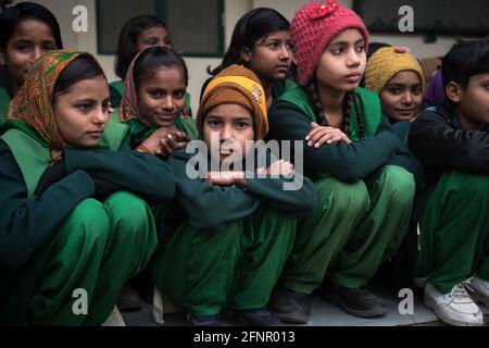 Uttar Pradesh, Indien. 05-11-2019.eine Gruppe junger indischer weiblicher Heranwachsender blickt ernsthaft auf die Kamera, während sie ihre Outdoor-Schule aktiv besucht Stockfoto