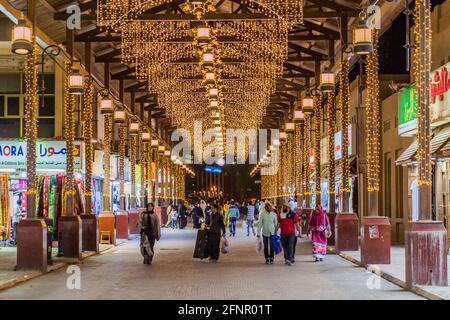 KUWAIT-STADT, KUWAIT - 17. MÄRZ 2017: Einkaufsstraße im zentralen Souq in Kuwait-Stadt Stockfoto